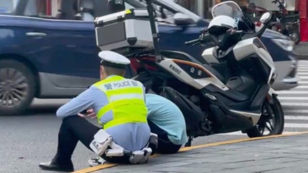 盘盘赢 刷屏的上海暖心警察背影，是被拍到的偶然，更是他们的日常