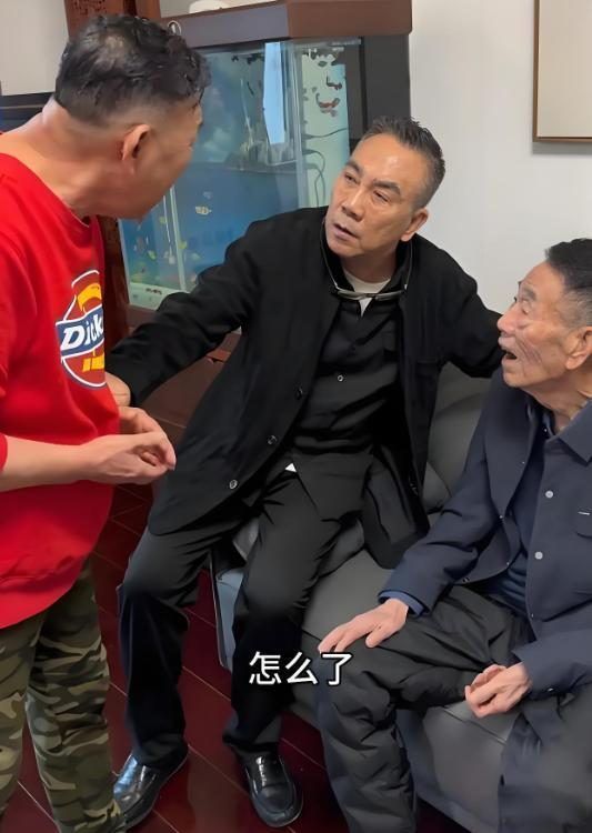 杨议悼念父亲杨少华 晚年带货引发争议