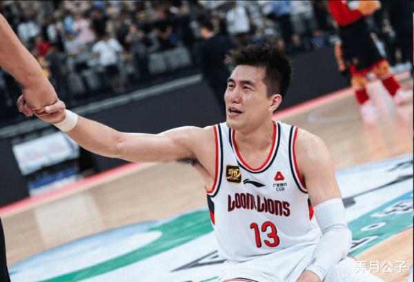 淘股神 广州出征NBA季前赛, 郭艾伦缺阵! 宣称专心康复却上综艺踢球, 球迷: 退役吧
